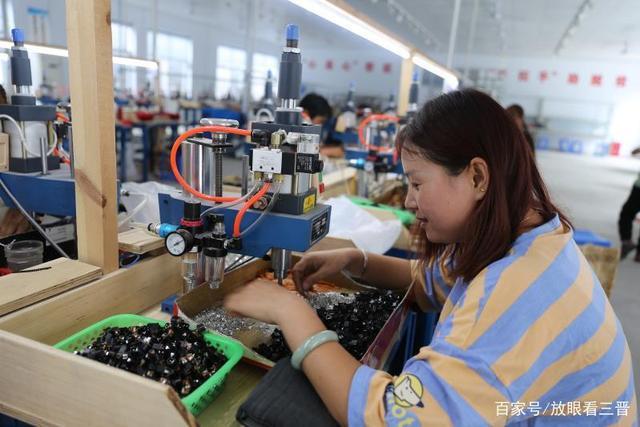 8月20日,山西运城市夏县新元电子厂员工正在生产加工充电插座产品.